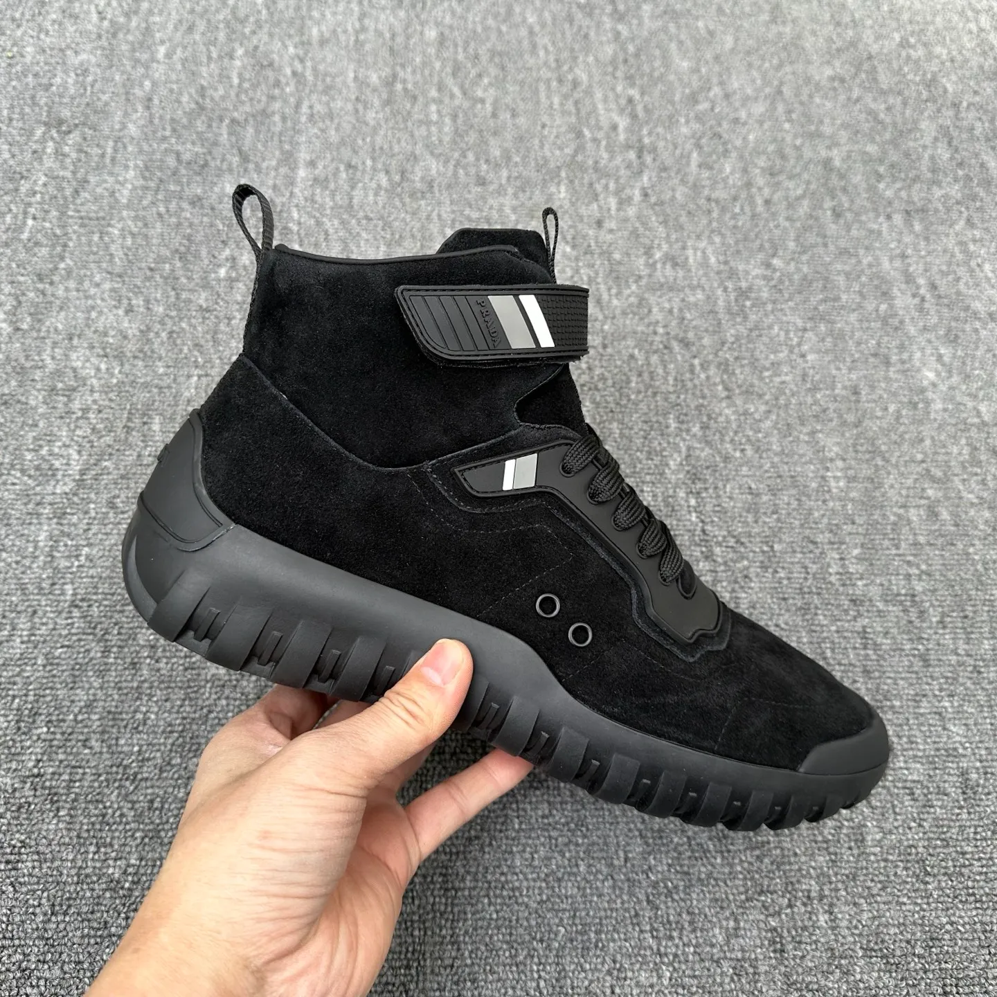 💰880 Prada/Prada’s new men’s spliced ​​casual sports boots! The shoe's exquisite stitching outlines a unique geometric texture, and contemporary lines and details reinterpret the classic sports style. The upper is made of ultra-official material, and the lining is full cowhide. It is lightweight, breathable, practical and versatile. The tongue is decorated with the Prada Milano logo, and the logo print is embellished with the laces. It is paired with a 2.5cm two-color rubber sole to create a comfortable wearing experience. Comes with full set of original packaging dust bag! Size: 39-40-41-42-43-44 (45 customized) standard leather shoe size Item number: 41274651
